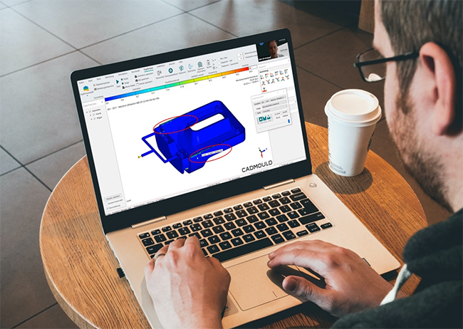 Person mit Cadmould auf dem Laptop