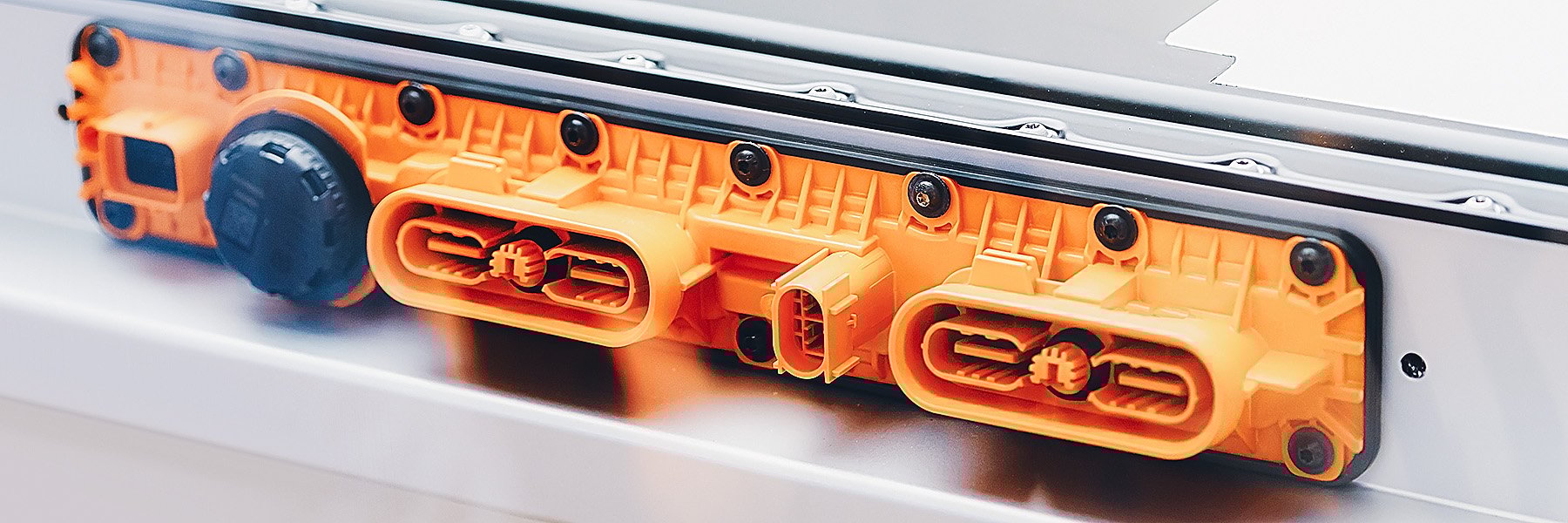 A detailed view of a plug connection used in the assembly of lithium-ion battery packs for motor vehicles.